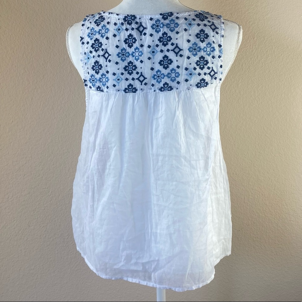 Abercrombie & Fitch White with Blue Embroidery Sz Small - Picture 2 of 7